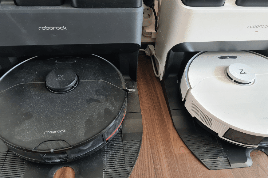 Die Staubschicht des Roborock S7 MaxV Ultra ist im Vergleich zum Roborock S7 Pro zu sehen